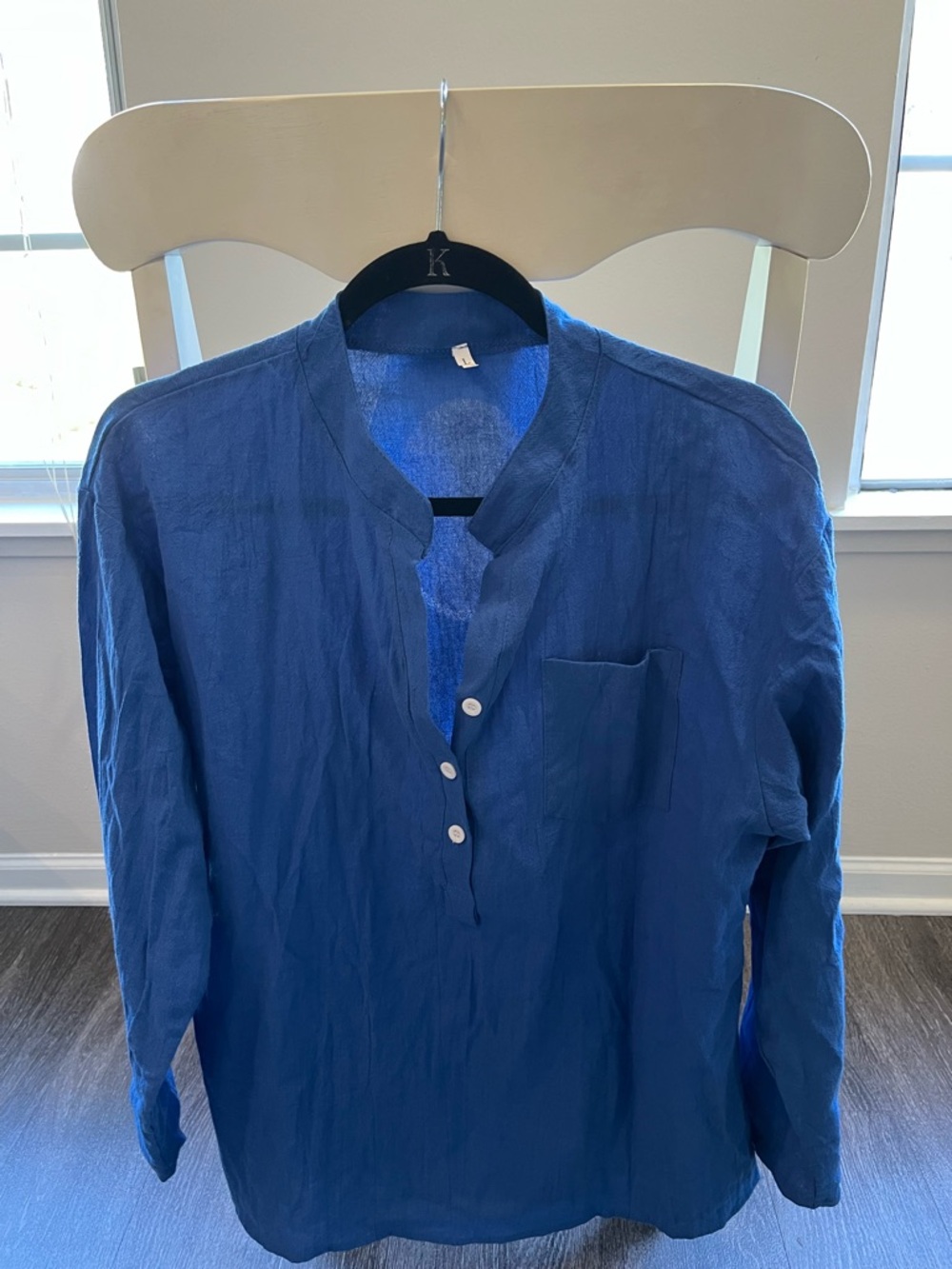 Women’s long sleeved gauze shirt.